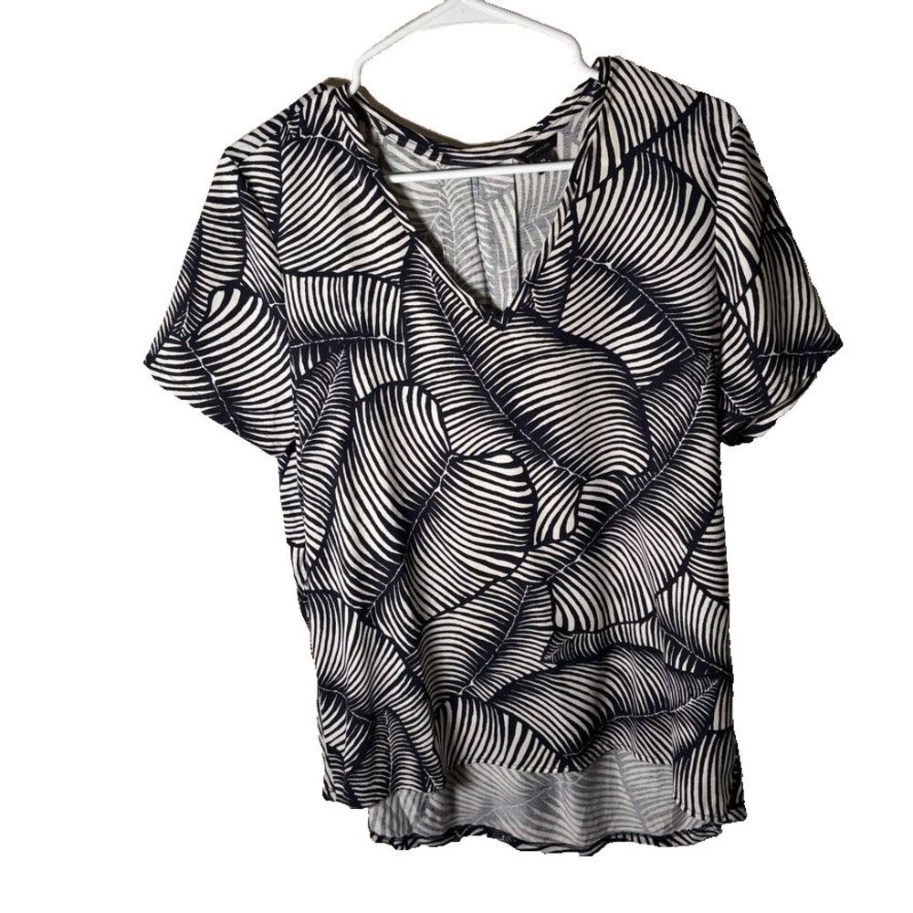 Ann Taylor T-Shirt Women's Medium V-Neck Printed Short Sleeve Casual Top